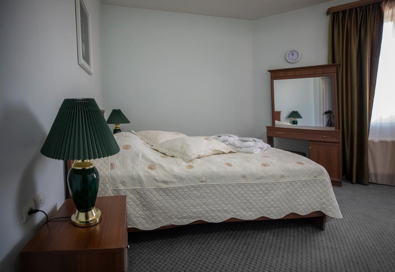 Leader Hotel Гори Экстерьер фото