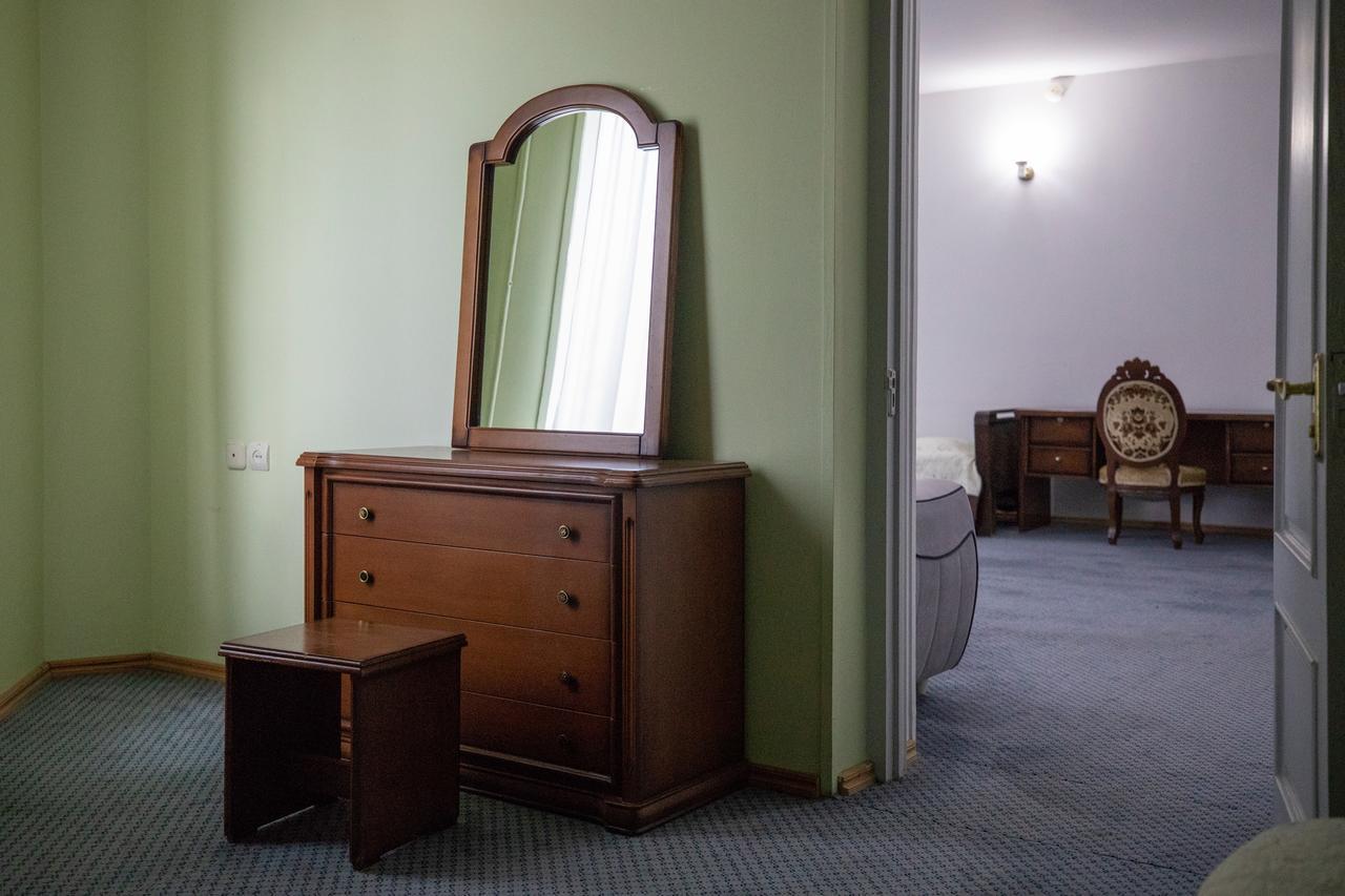 Leader Hotel Гори Экстерьер фото