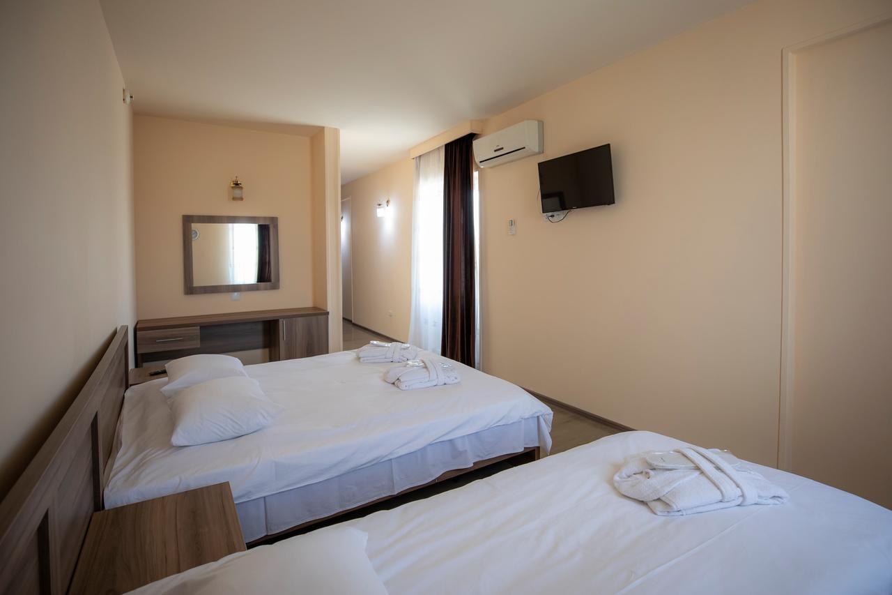 Leader Hotel Гори Экстерьер фото