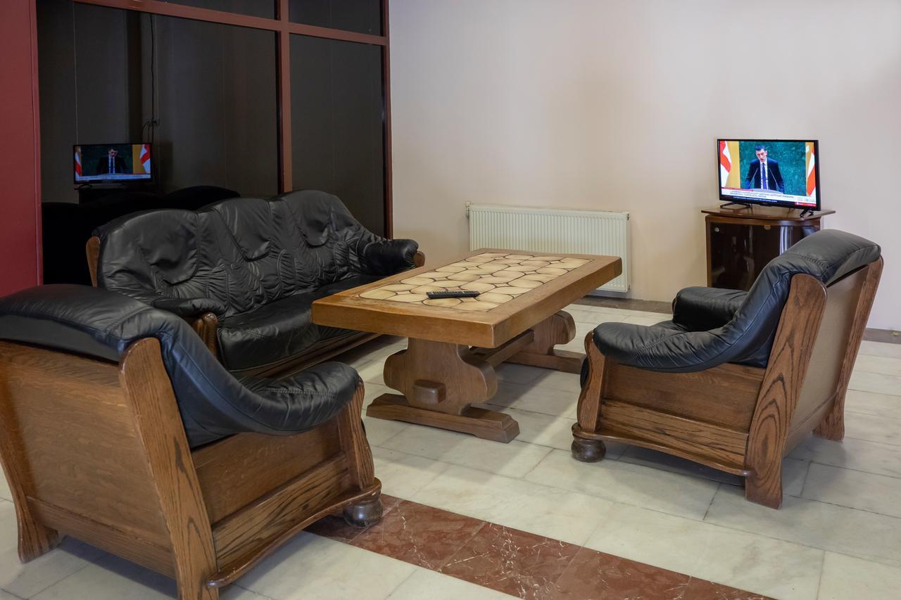 Leader Hotel Гори Экстерьер фото