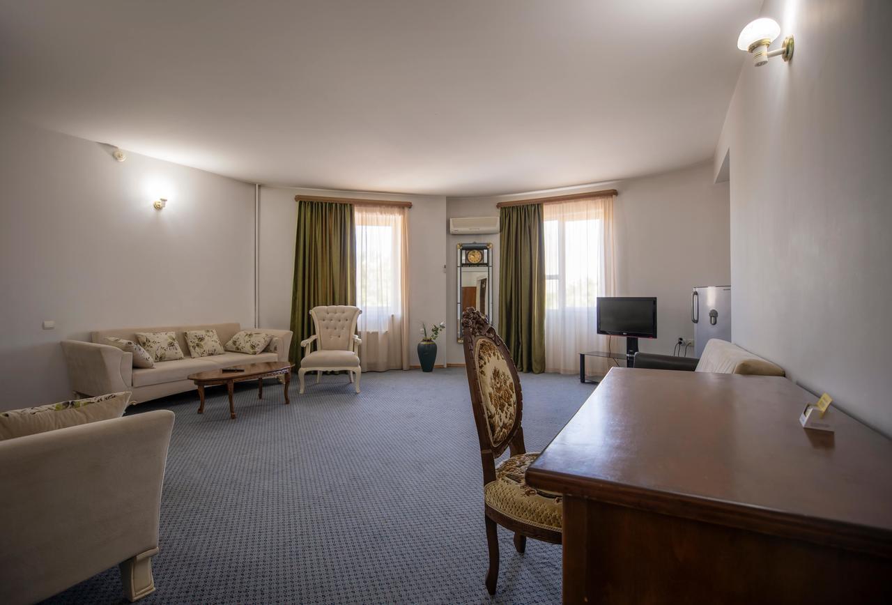 Leader Hotel Гори Экстерьер фото