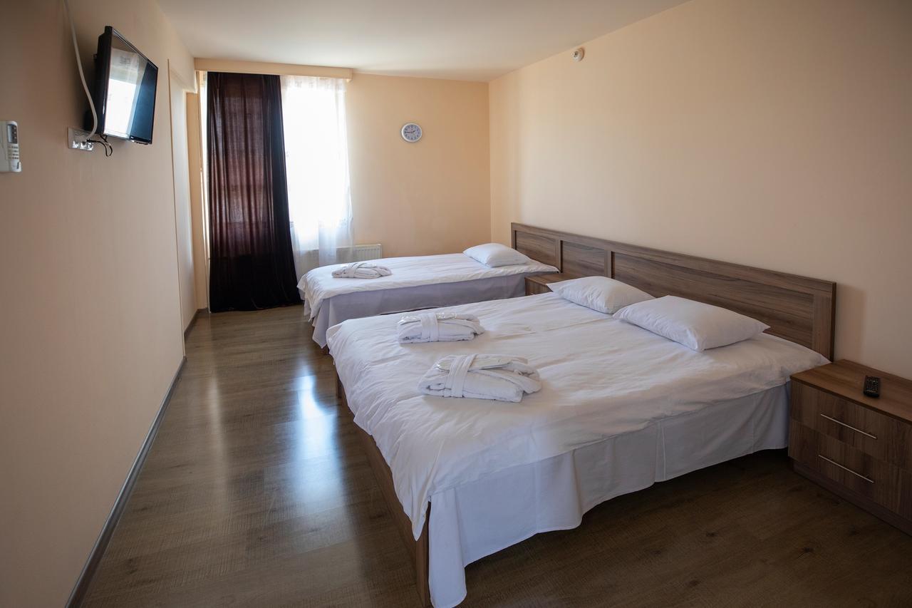 Leader Hotel Гори Экстерьер фото