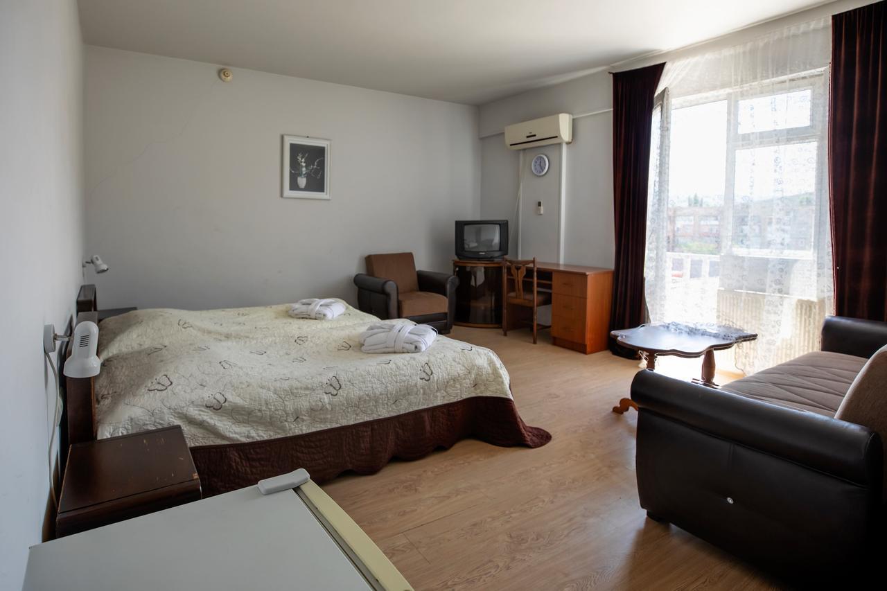 Leader Hotel Гори Экстерьер фото