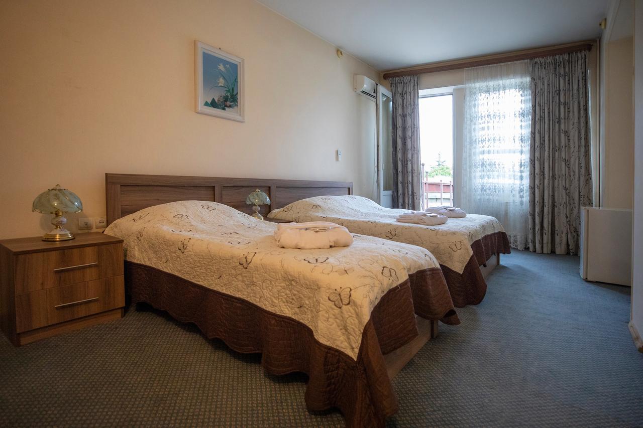 Leader Hotel Гори Экстерьер фото