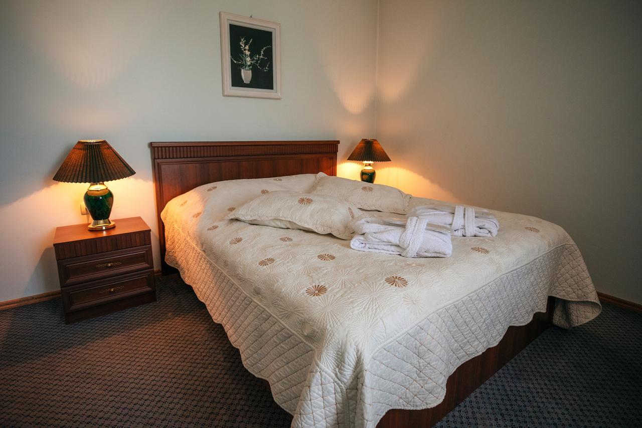 Leader Hotel Гори Экстерьер фото