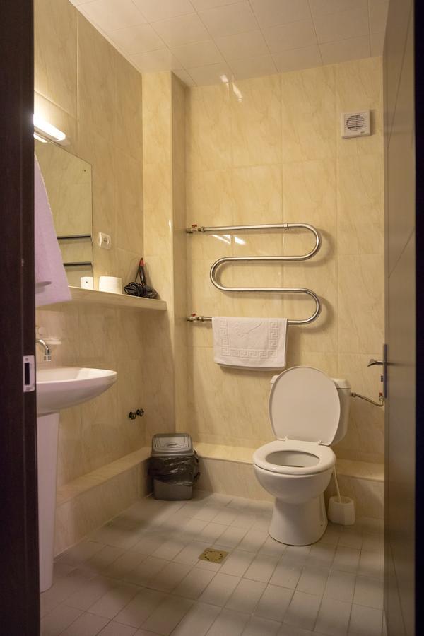 Leader Hotel Гори Экстерьер фото