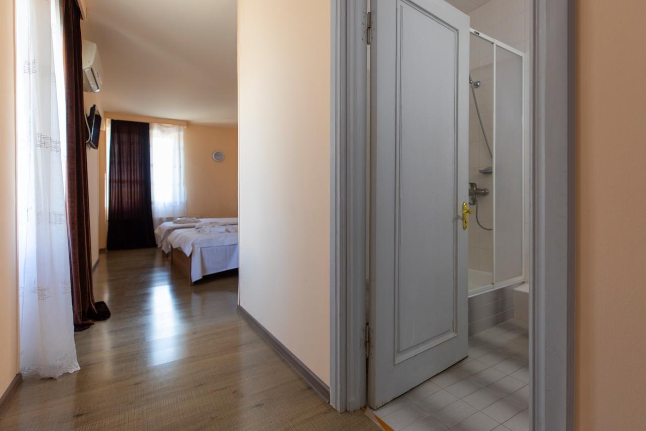 Leader Hotel Гори Экстерьер фото