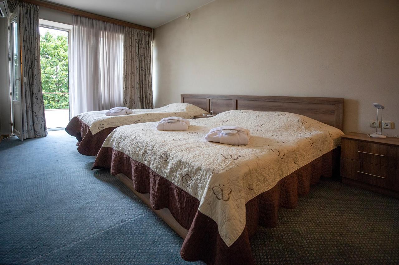 Leader Hotel Гори Экстерьер фото