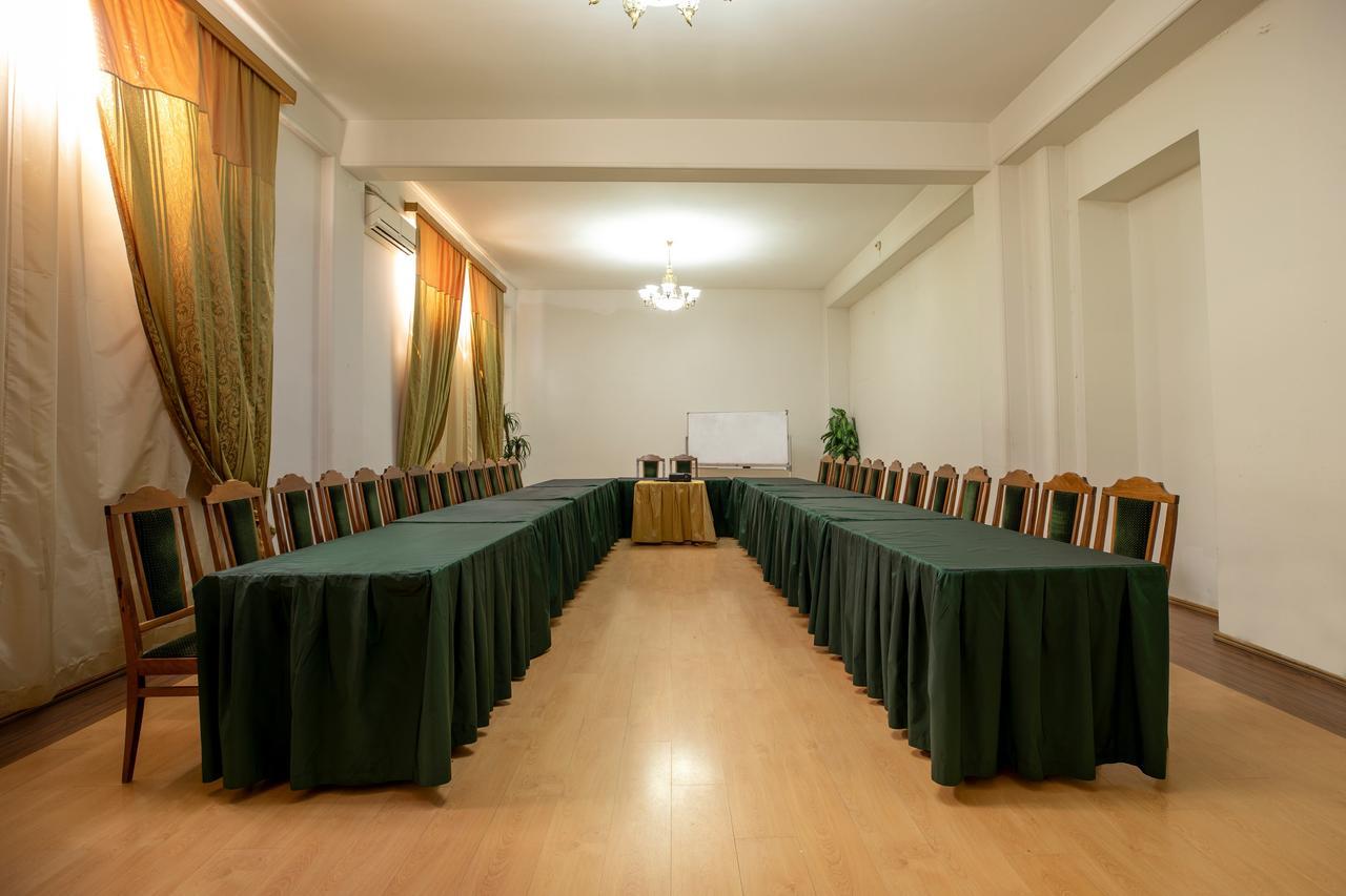 Leader Hotel Гори Экстерьер фото