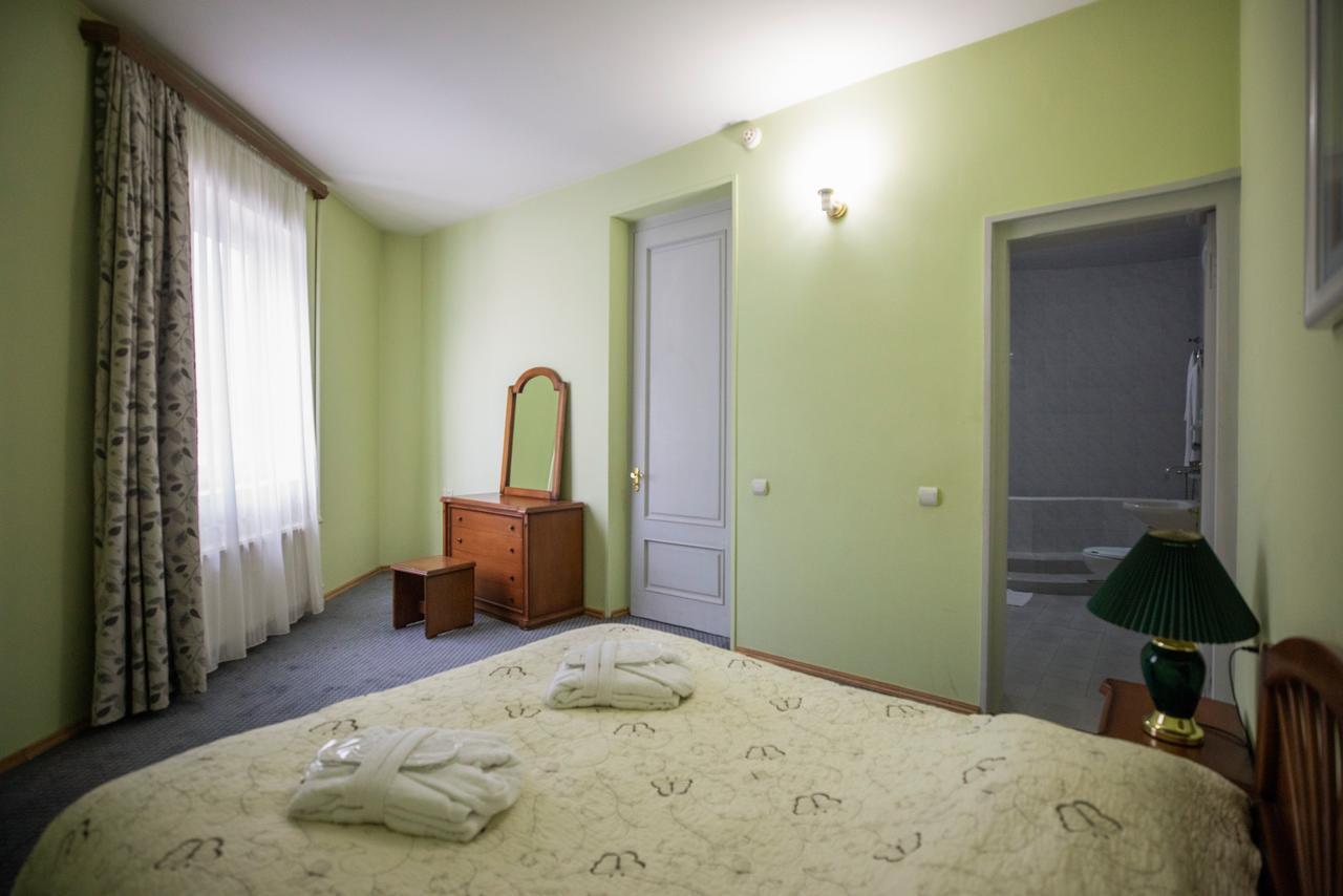 Leader Hotel Гори Экстерьер фото