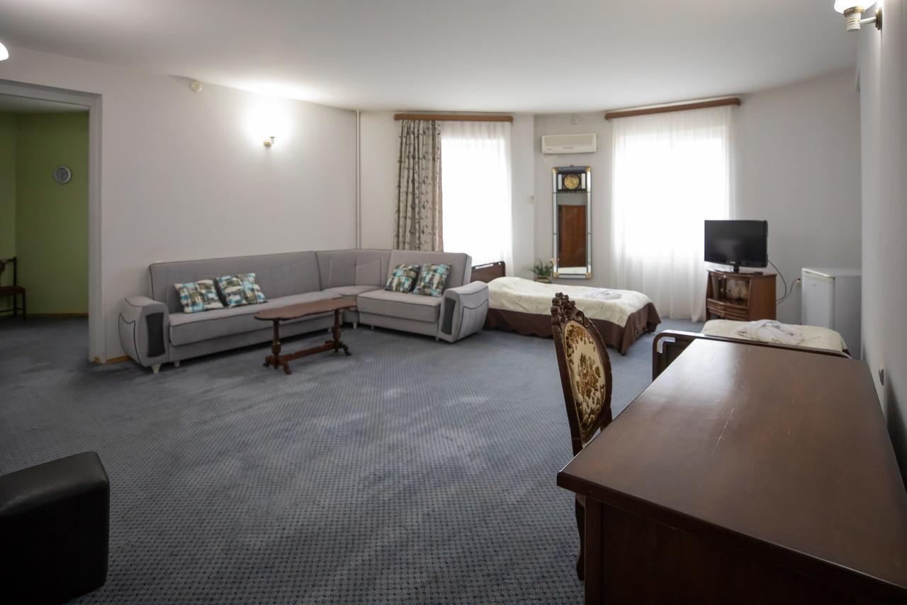 Leader Hotel Гори Экстерьер фото