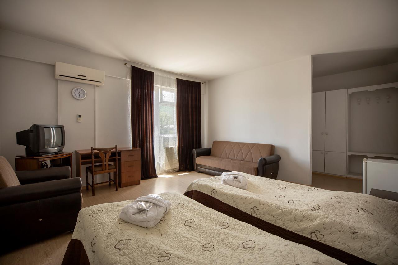 Leader Hotel Гори Экстерьер фото